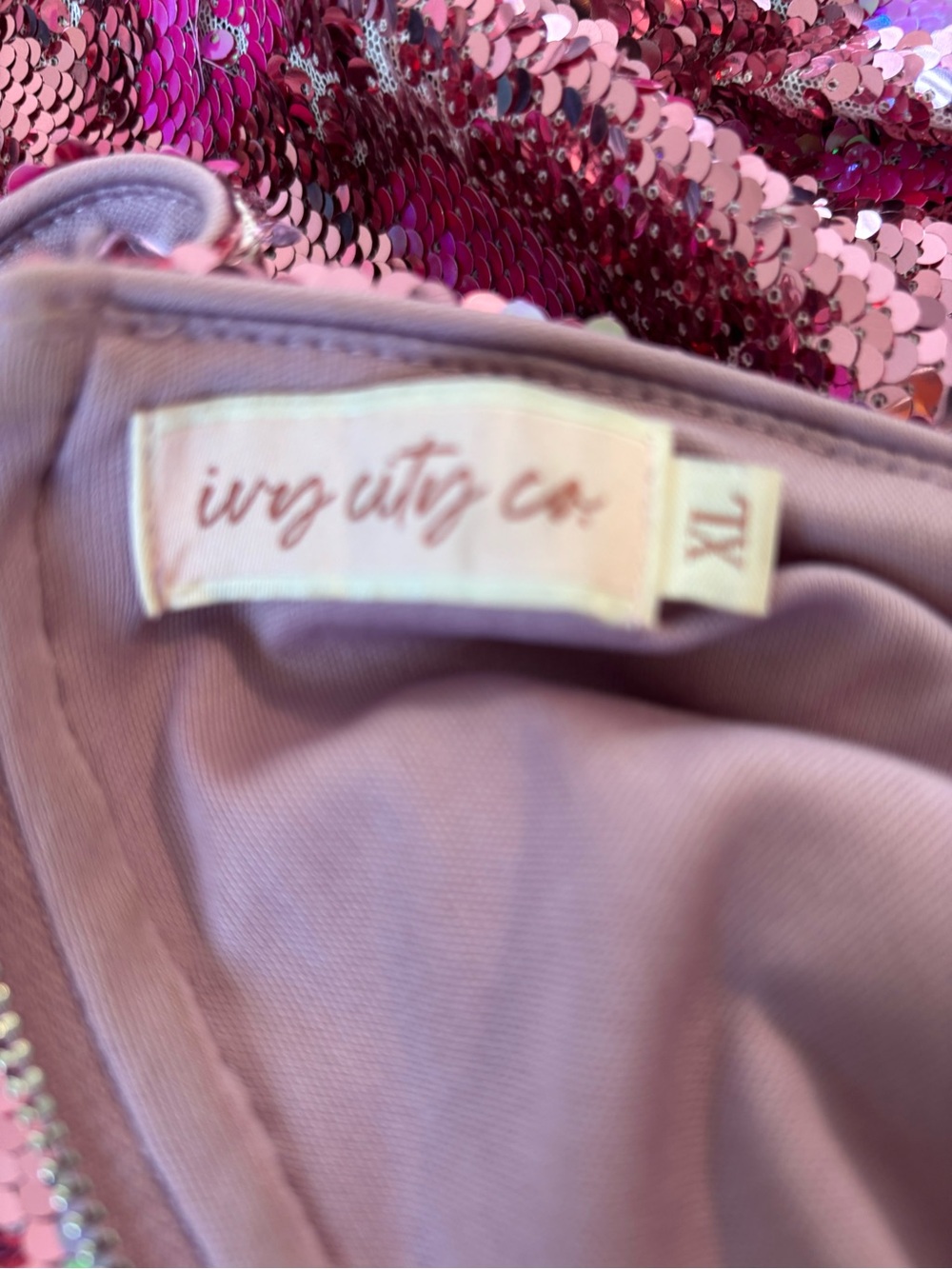 Ivy City Co Evelyn Dress features With all-over Pink Sequin Heart Pattern Size X - Picture 11 of 12